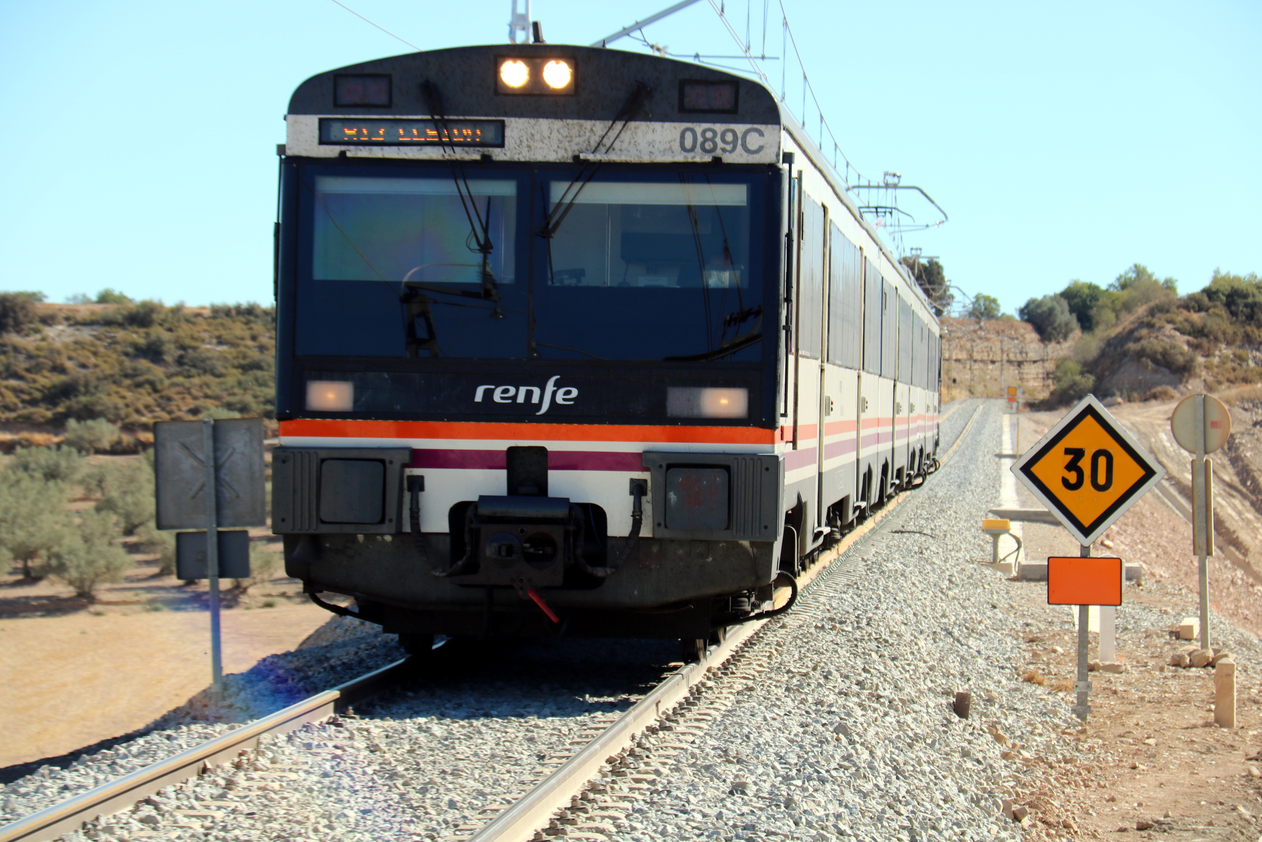 Primer pla d'un comboi de la R12 circulant pel terraplè on s'han fet obres entre Tàrrega i Cervera, el 25 d'agost de 2016. (Horitzontal)
