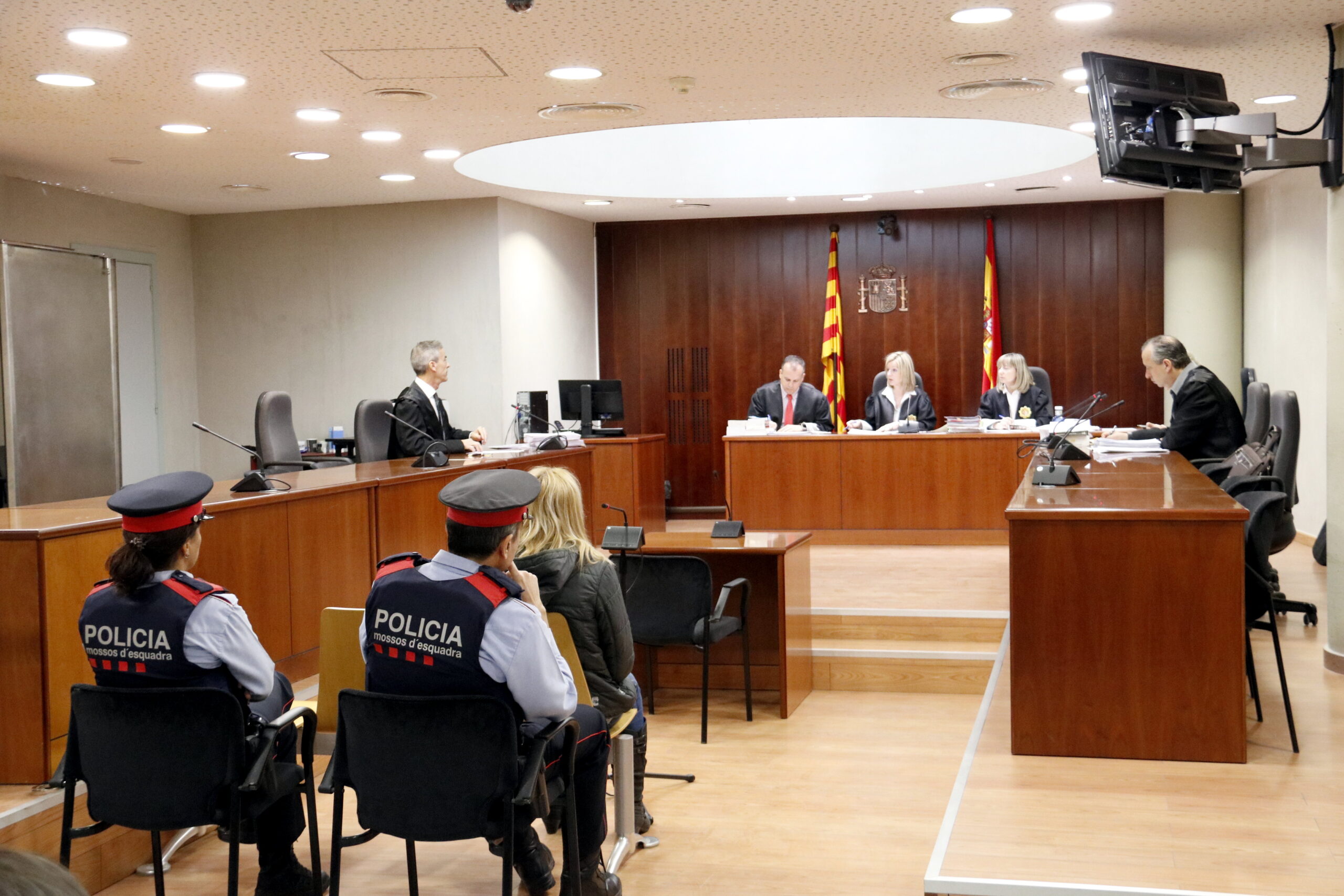 Pla general de la dona acusada d'intentar matar el seu marit a Mollerussa, durant la declaració al judici a l'Audiència de Lleida. Imatge del 10 d'abril de 2019. (Horitzontal)