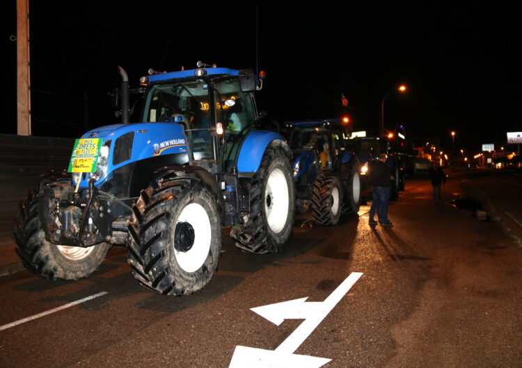 Una desena de tractors surten de Mollerussa en direcció a Lledoners