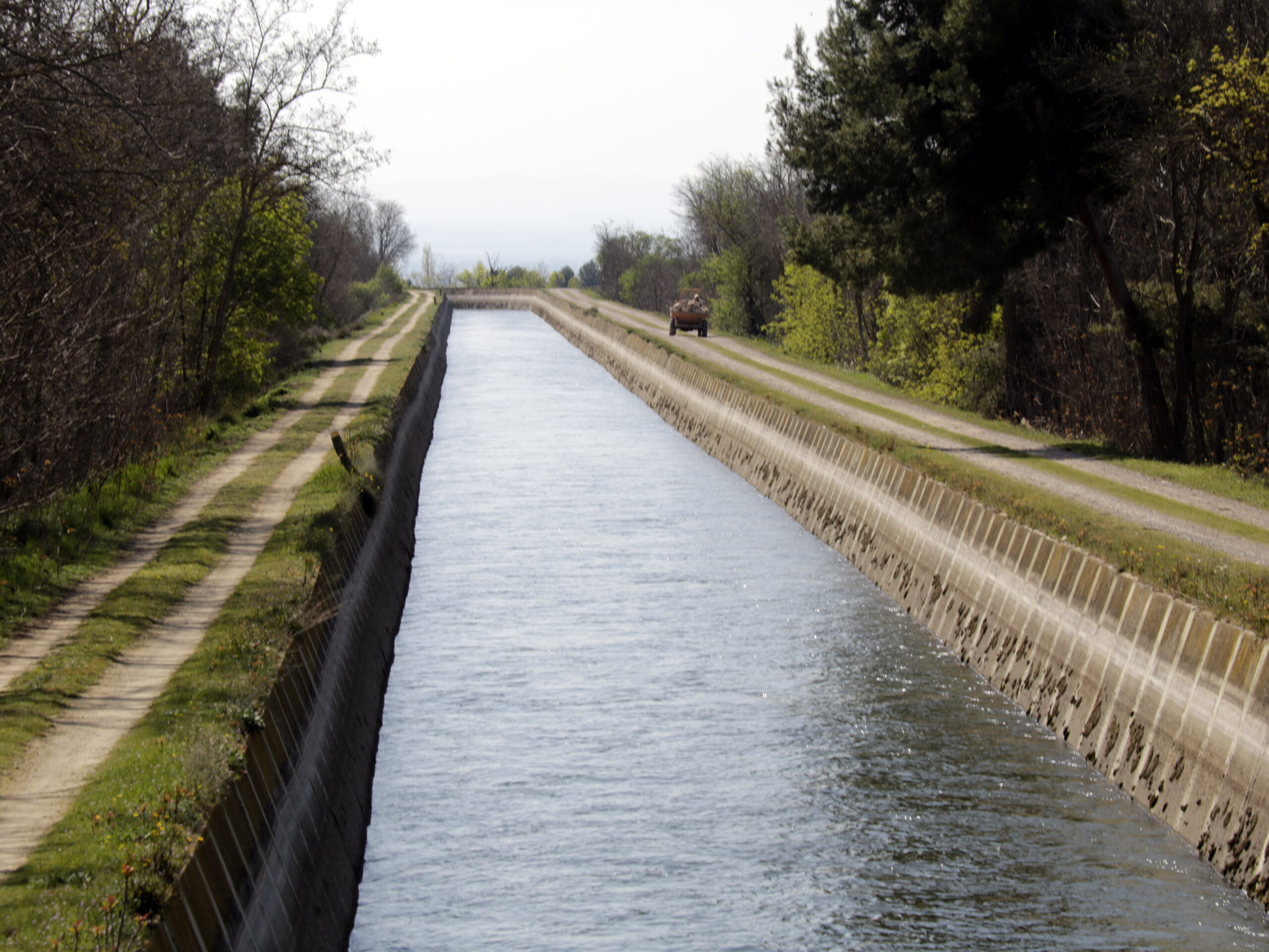 Pla general del Canal d'Urgell aquest dissabte ple d'aigua al seu pas per Castellserà (Urgell), el 21 de març de 2020. (Horitzontal)