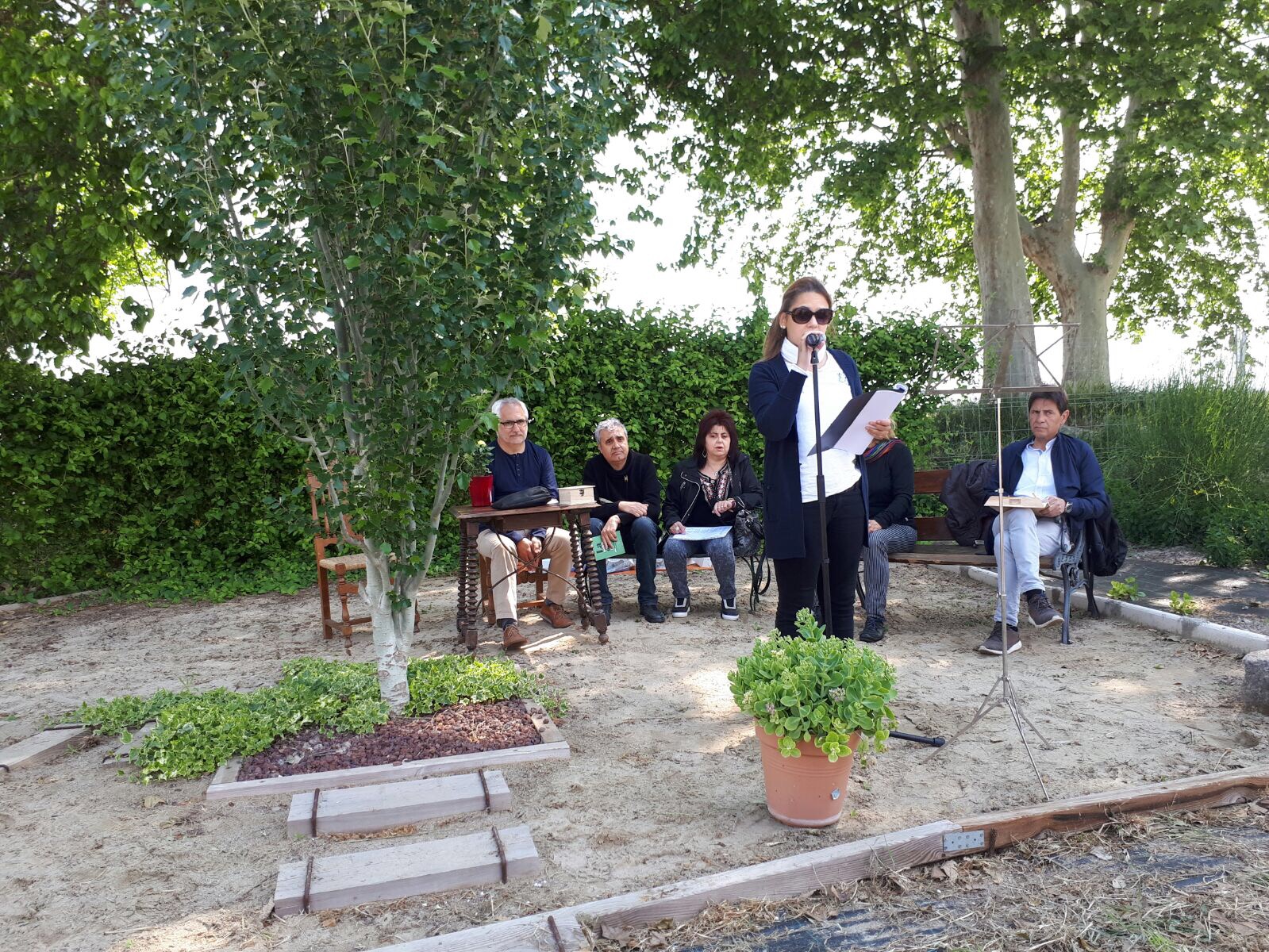 Planten un auró a l’Hort Poètic de Bellvís, que celebra amb un recital la segona edició