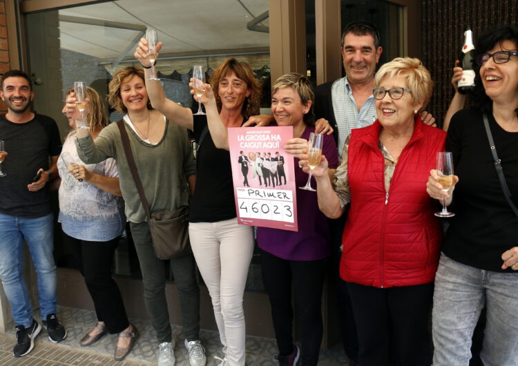 Eufòria a l’espai alternatiu s’Abril d’El Palau d’Anglesola on s’han venut 19 bitllets de la Grossa de Sant Jordi