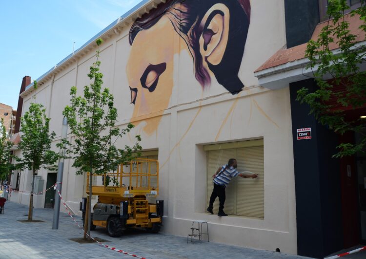 L’artista local Sergi Gaya comença a embellir amb un grafit el mur de L’Amistat del Ciutat de Lleida