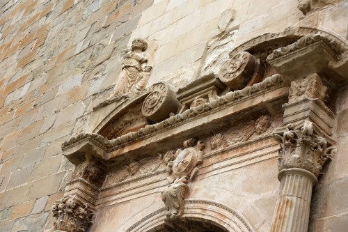 Linyola inaugura la restauració de la portalada de l’església de Santa Maria