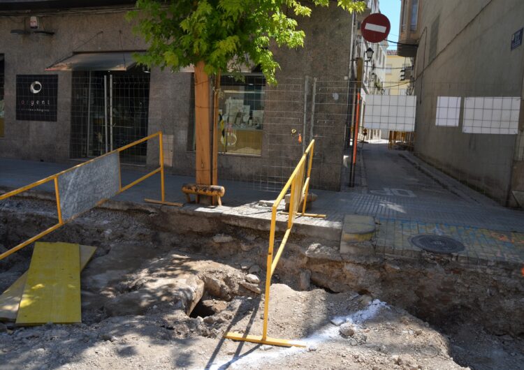 Les obres a la plaça de Manuel Bertrand destapen un antic pou i l’Ajuntament estudia com conservar-lo