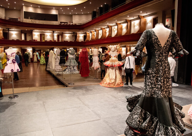 Mollerussa entra al Guinness World Records per omplir amb 500 vestits de paper el Teatre L’Amistat
