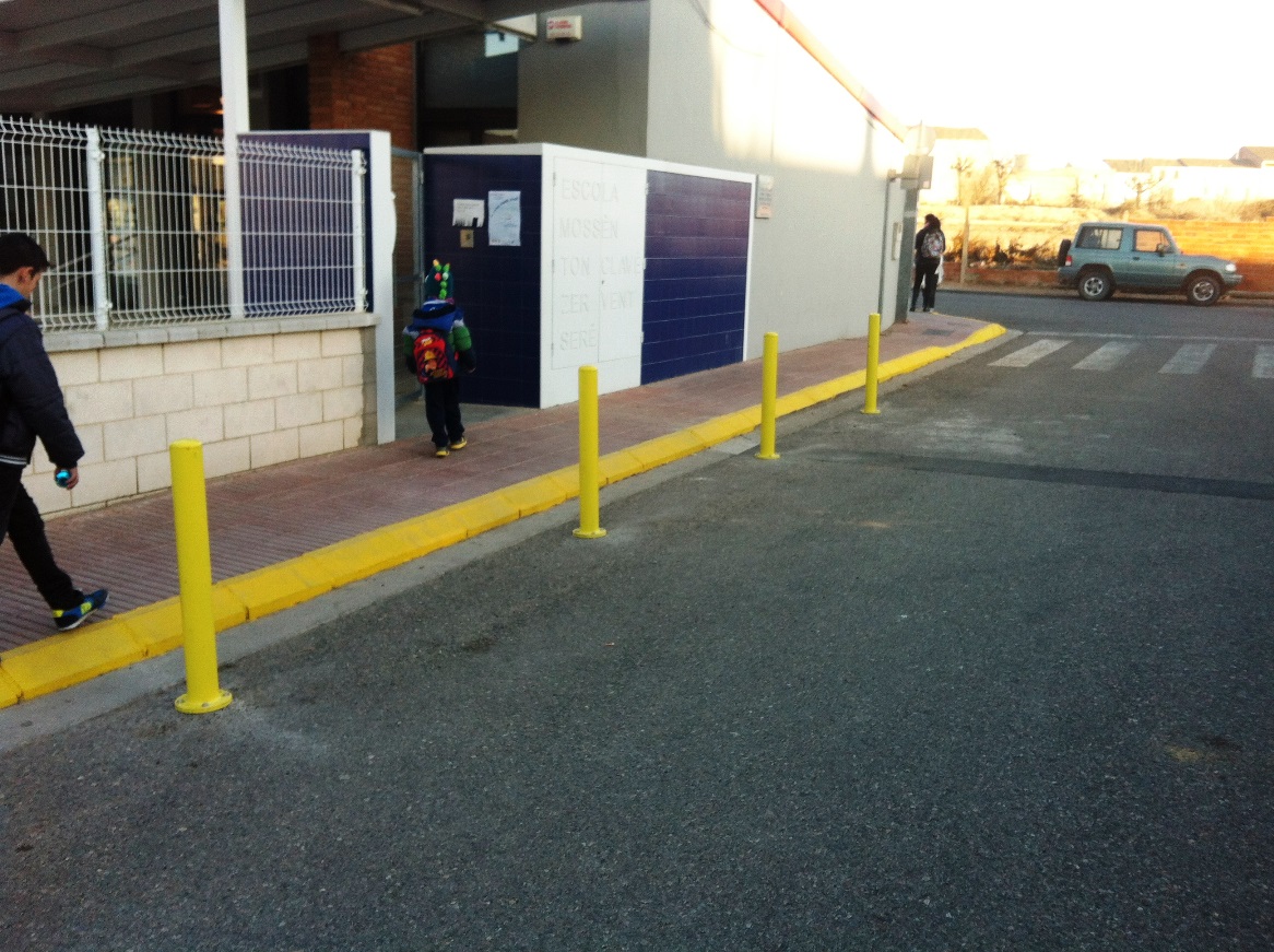 Vila-sana prohibeix aparcar davant l’escola i reforça la seguretat de la zona amb ressalts i nova senyalització