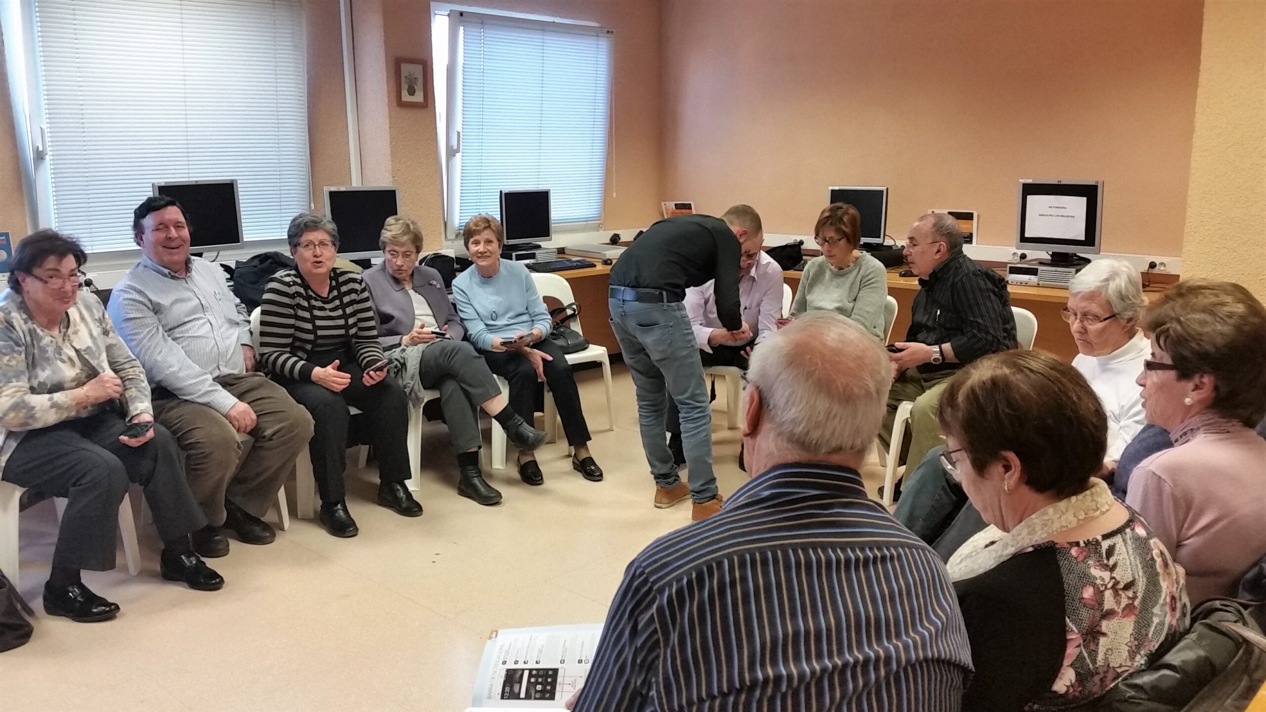 Una norantena de majors de 55 anys participen a Mollerussa en els tallers sobre telèfons intel•ligents a la biblioteca