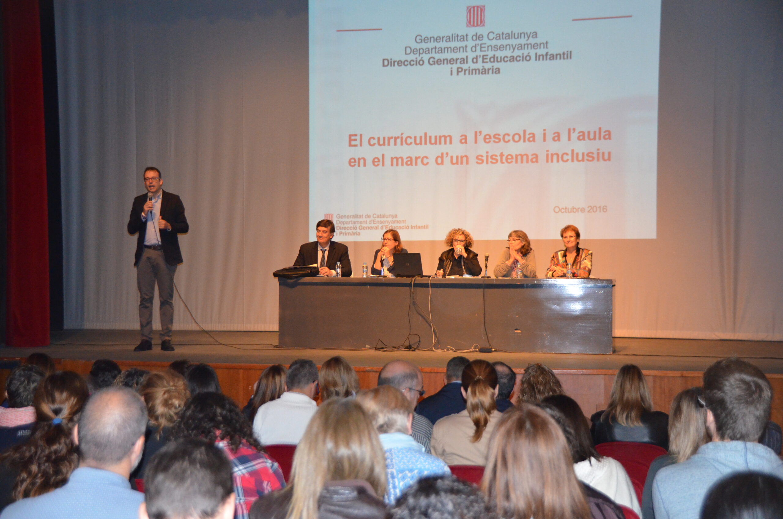 Setanta educadors i mestres troben eines per despertar el gust per la lectura al Saló del Llibre Infantil i Juvenil