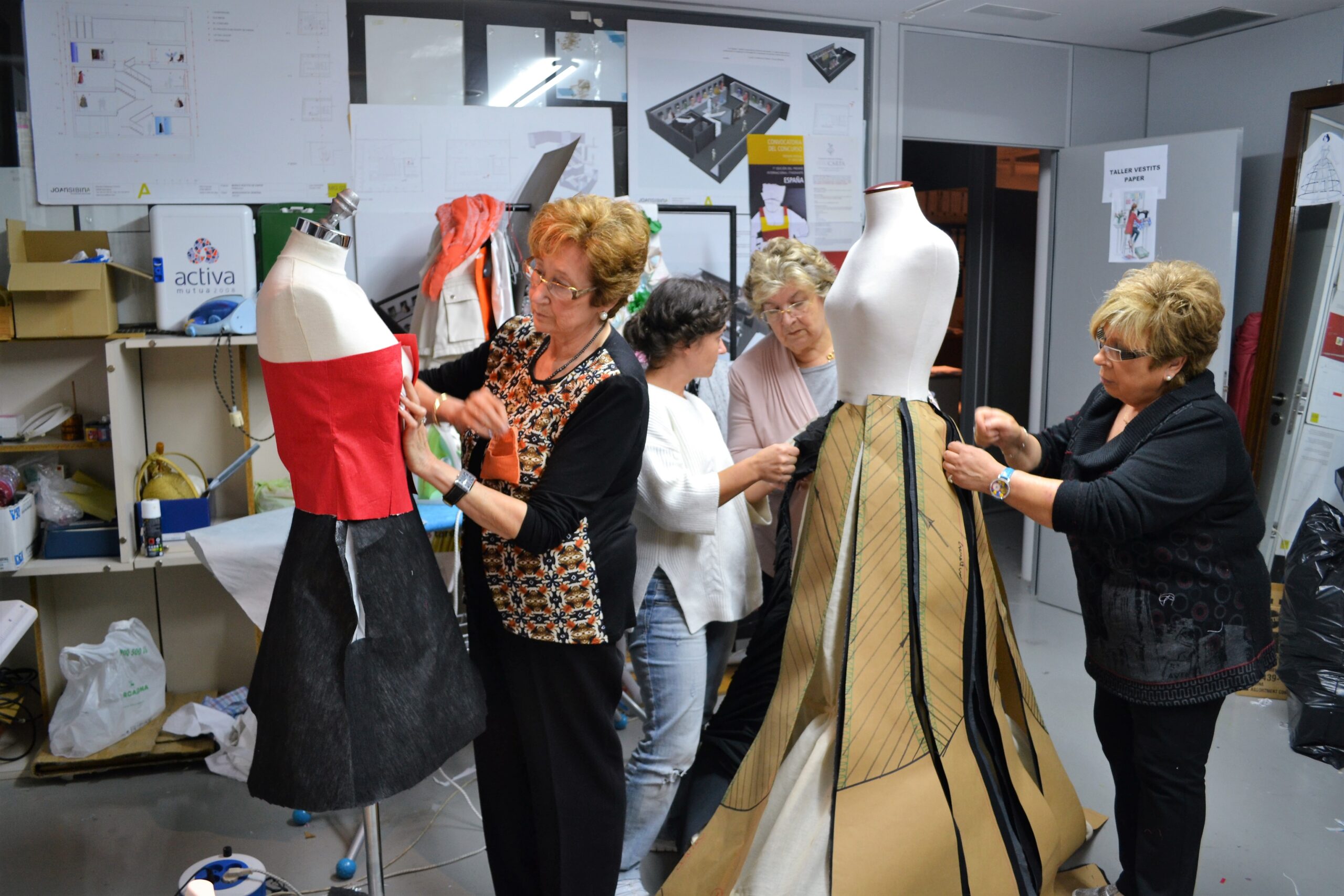 Els vestits de paper viatgen a Rialp i Miralcamp en dues exposicions per promocionar-se al territori