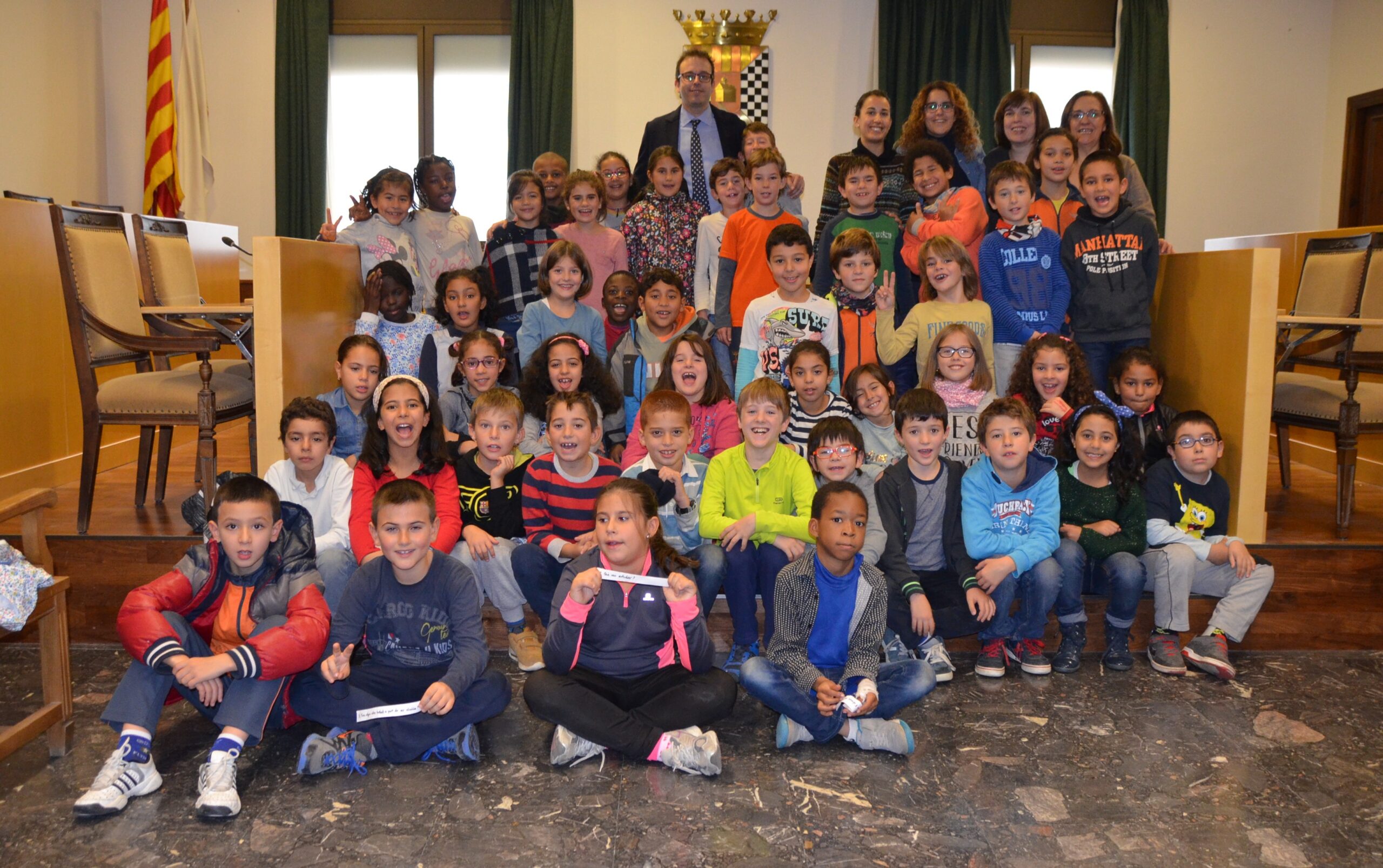 Una cinquantena d’alumnes de Les Arrels visiten l’Ajuntament de Mollerussa per saber-ne el funcionament