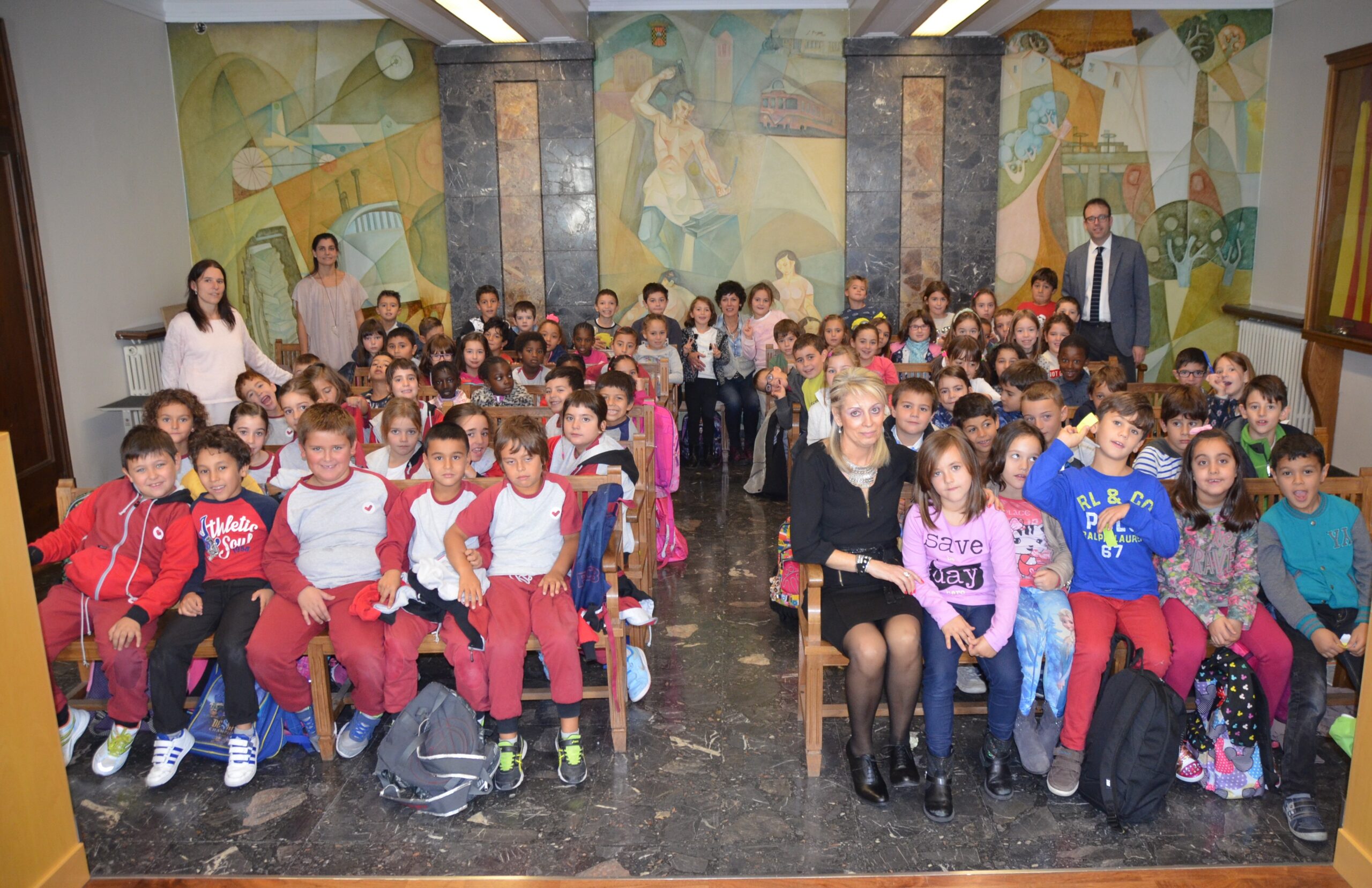 Una vuitantena d’alumnes de segon de l’escola El Carme visiten l’Ajuntament de Mollerussa