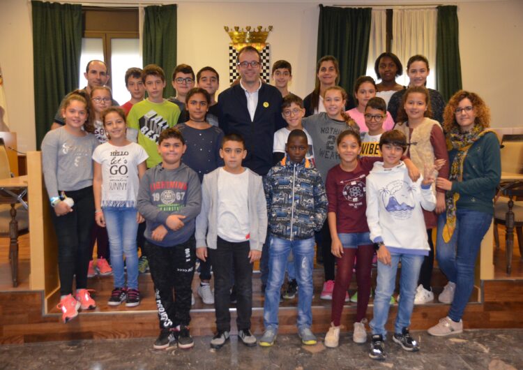 L’alumnat de 6è de Les Arrels s’entrevisten amb l’alcalde de Mollerussa, Marc Solsona, per aprendre sobre el Parlament i la ciutat