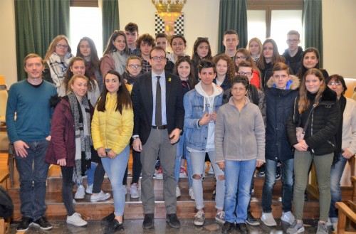 Una vintena d’estudiants francesos, d’intercanvi amb l’institut La Serra, visiten l’Ajuntament de Mollerussa