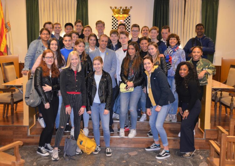 Una trentena d’estudiants holandesos, d’intercanvi amb l’institut La Serra, visiten l’Ajuntament de Mollerussa
