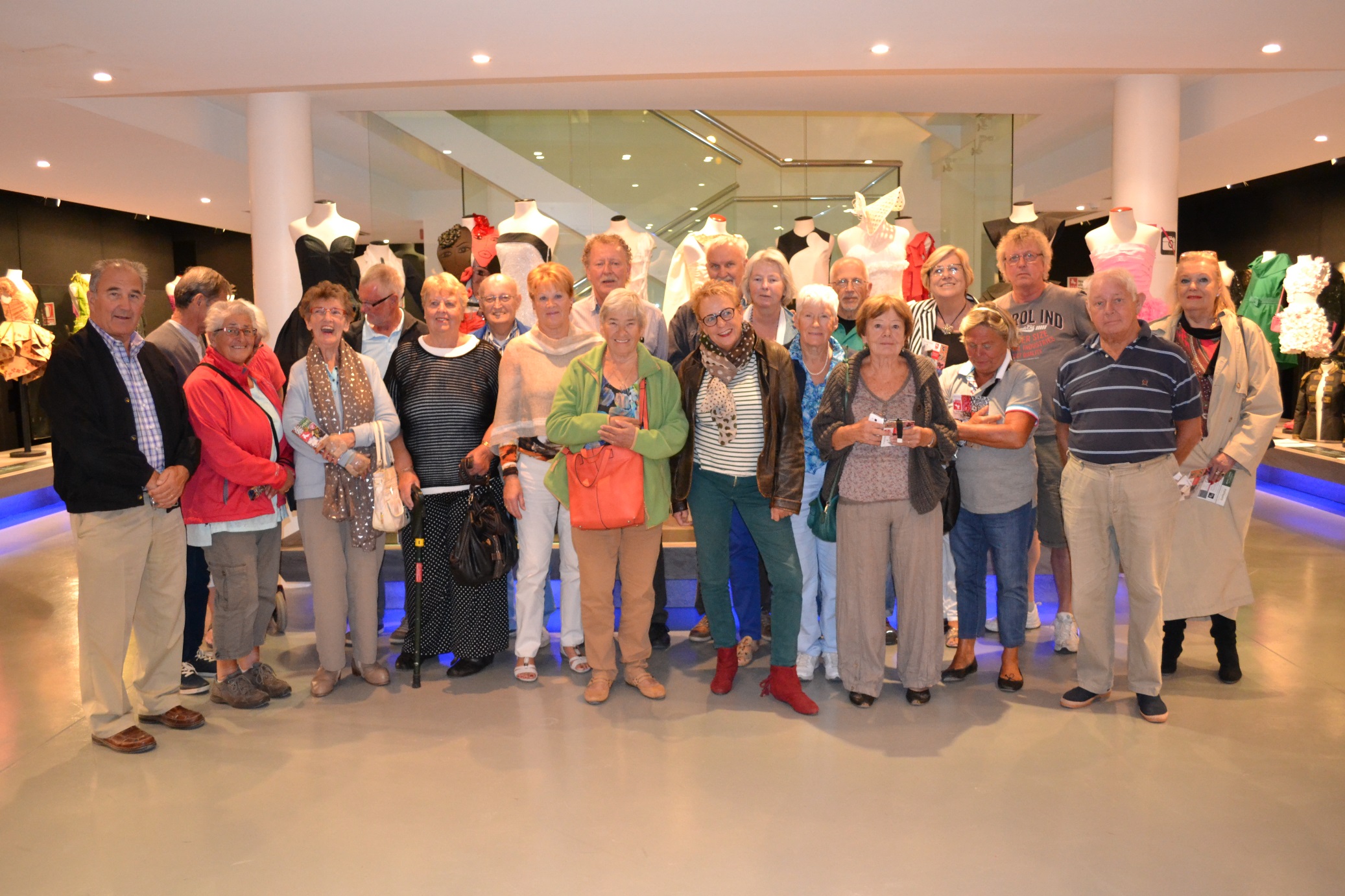 El Museu de Vestits de Paper rep la visita d’un grup de turistes holandesos de viatge per Tarragona