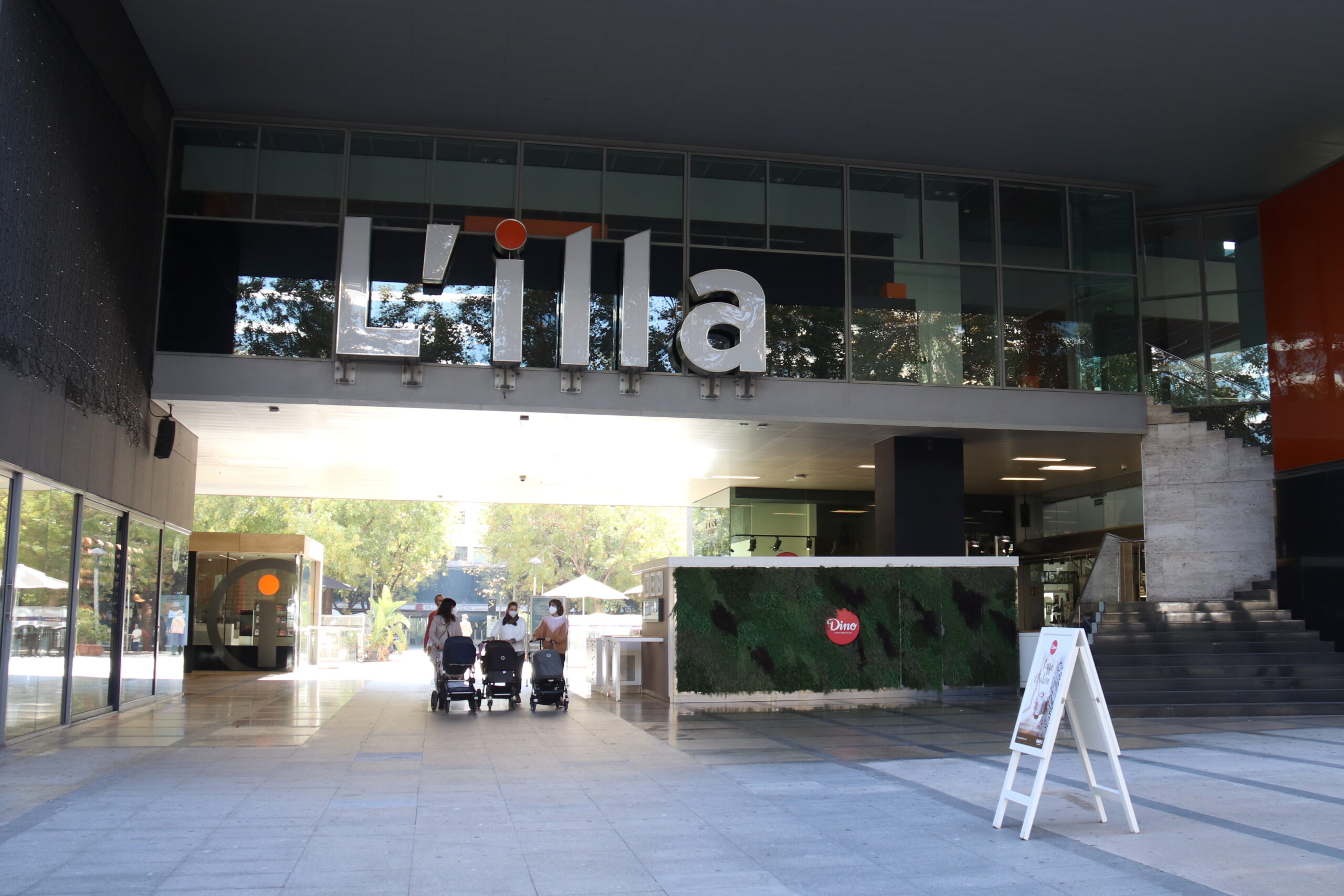 Pla obert de l'exterior del centre comercial l'Illa  el 30 d'octubre del 2020 (Horitzontal)