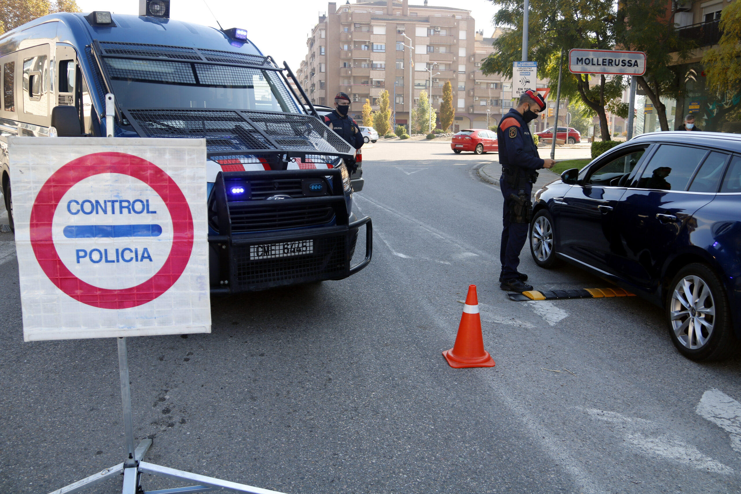 Pla obert on es pot veure un control dels Mossos d'Esquadra a l'accés de Mollerussa per les noves restriccions per frenar la covid-19, el 30 d'octubre de 2020. (Horitzontal)