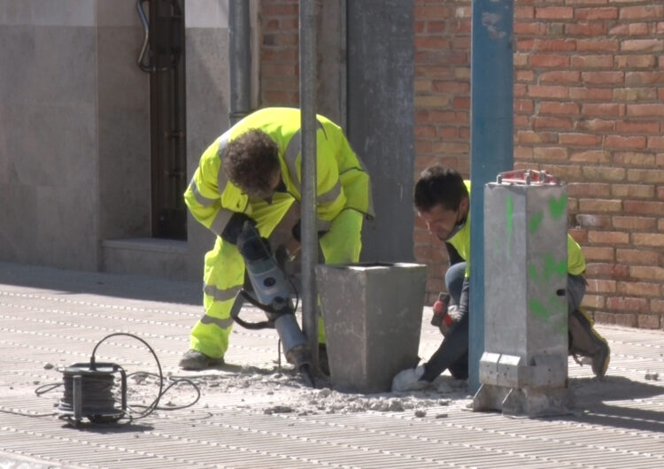 Mollerussa renova tots els parquímetres de la zona blava perquè els pagaments es puguin fer amb targeta