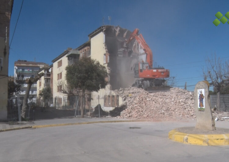 Maquinària pesant comença a tombar les parets del primer bloc d’habitatges del grup Sant Isidori de Mollerussa