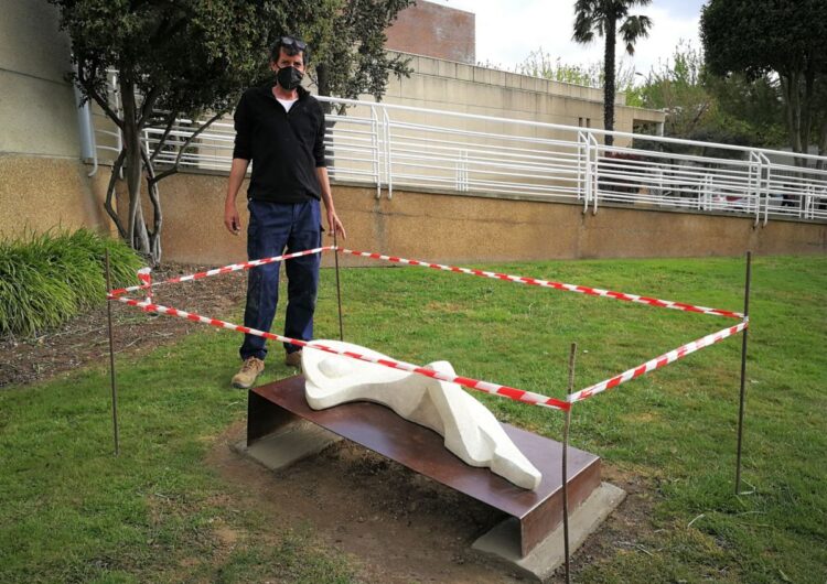 Nacho Culleré restaura l’escultura ‘La migdiada’ que va regalar a Mollerussa el 1990