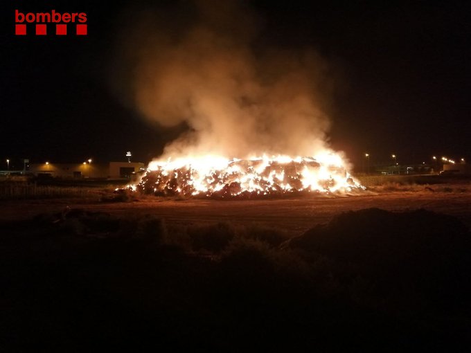 Crema un piló format per 1.000 bales de palla a Fondarella