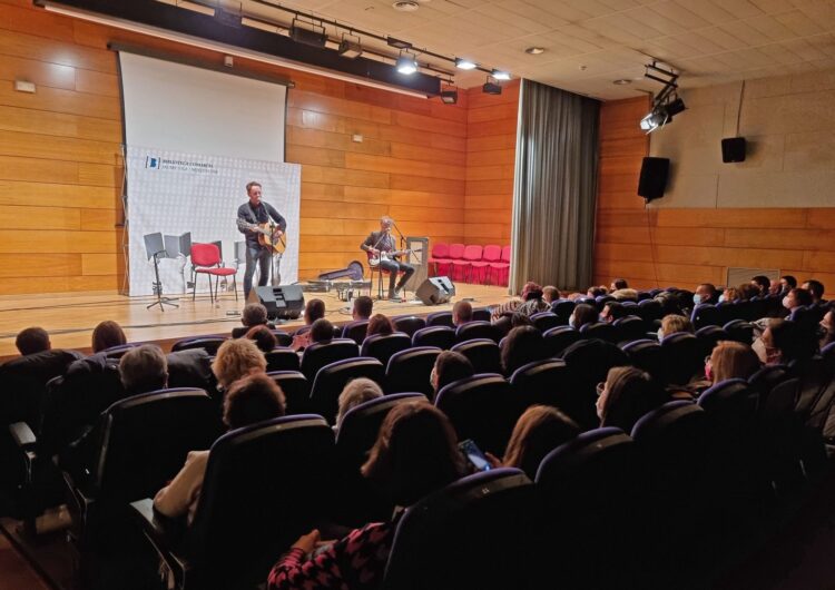 David Carabén posa música i sentiment als 25 anys de la Biblioteca de Mollerussa