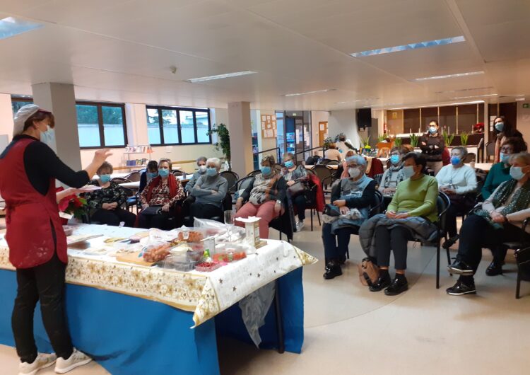 El Casal per a la Gent Gran anticipa la celebració del Nadal amb una festa amb exhibició de ball i un taller de cuina