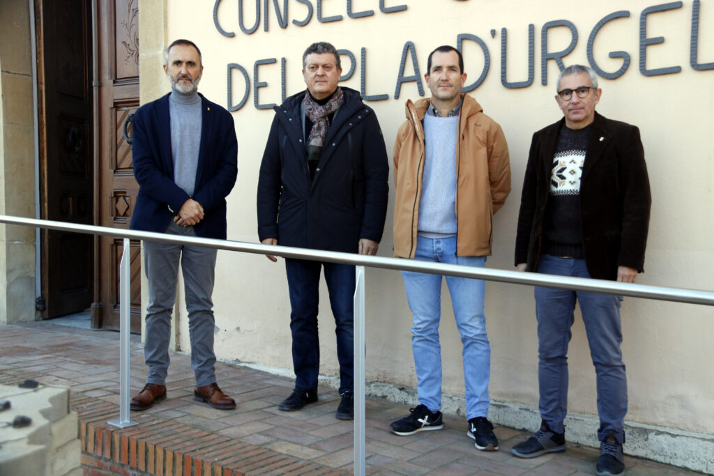 El nou director tècnic de l'estany d'Ivars i Vila-sana, Rafel Rocaspana, amb el director executiu del consorci de l'estany, Rafel Panadés (dreta) i el vicepresident de la Diputació de Lleida, Ferran Accensi  Data de publicació: dimarts 18 de gener del 2022, 13:01  Localització: Mollerussa  Autor: Oriol Bosch