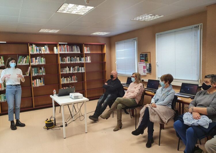 Una desena d’usuaris participen en un curs per lluitar contra la desinformació digital a la Biblioteca Comarcal