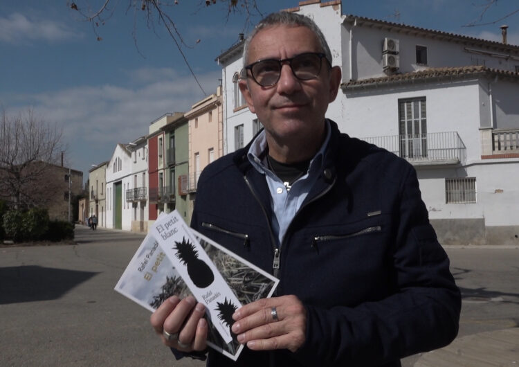 ‘El petit blanc’, un llibre cultivat dins d’una pinya tropical