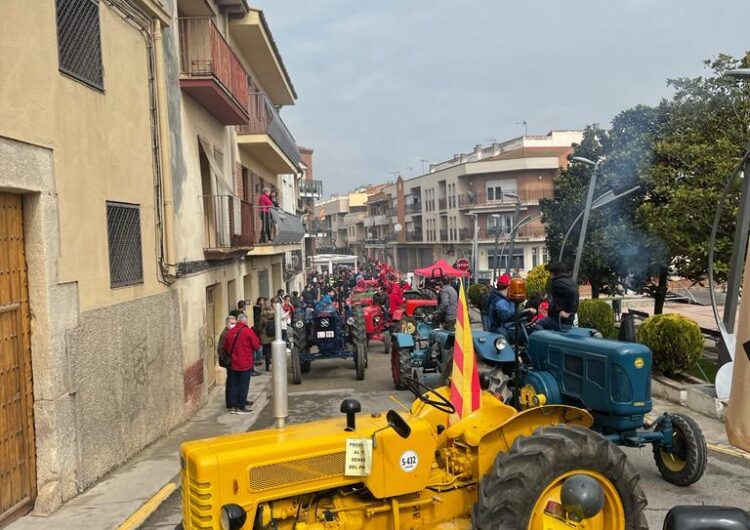 Miralcamp celebra l’arribada de la primavera amb una exposició de tractors antics