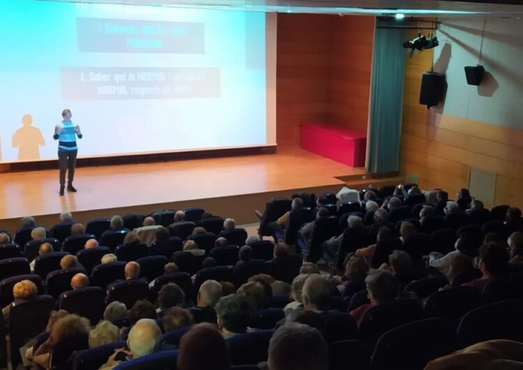 Més de 120 persones assisteixen a la xerrada sobre els oblits associats a la vellesa