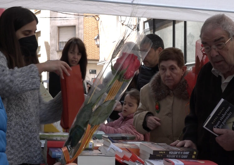 La cultura vessa a Mollerussa per Sant Jordi amb les llibreries plenes, teatre i una quinzena de parades als carrers