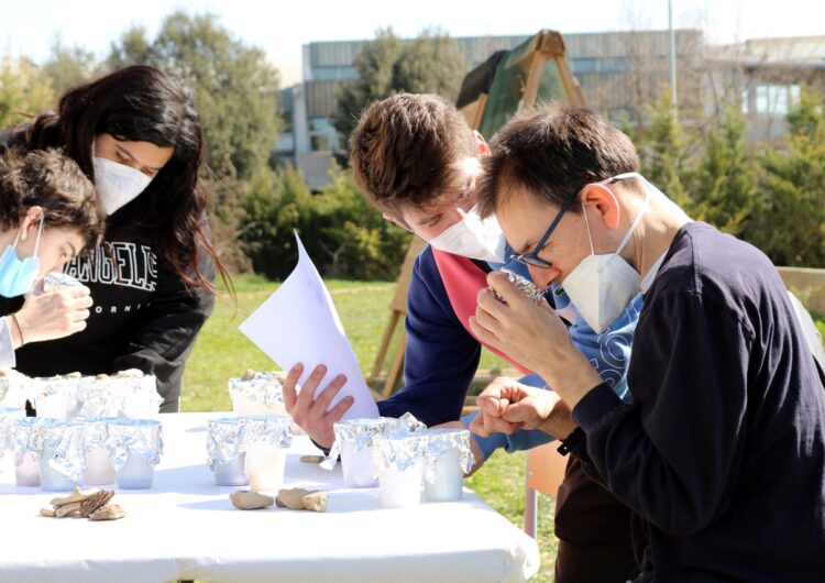 Alumnes de l’INS Mollerussa duen a terme activitats d’estimulació cognitiva a persones de l’Acudam