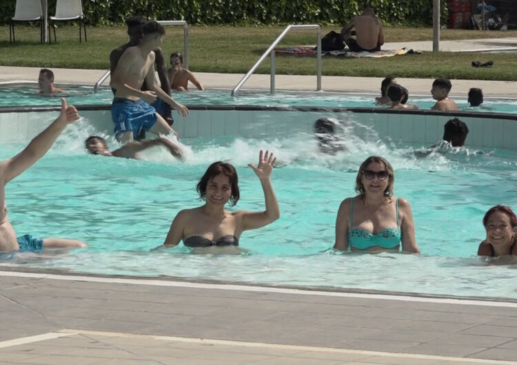 Desenes de banyistes estrenen la temporada d’estiu a les piscines de Mollerussa