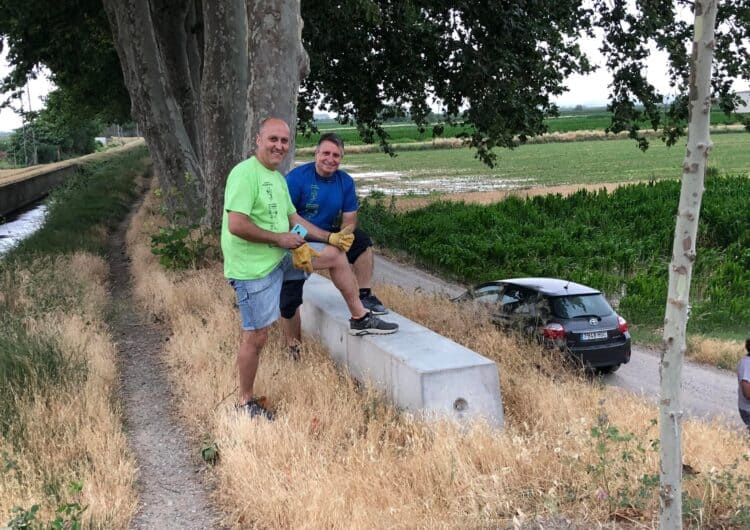 Instal·len bancs de formigó a la banqueta de Mollerussa