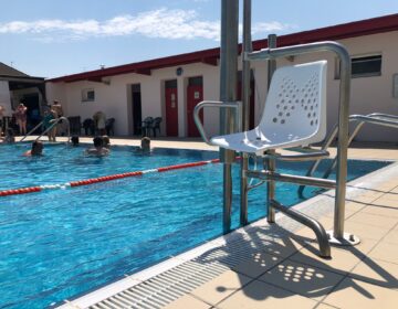 Cadira de bany per a persones amb mobilitat reduïda a les piscines d’Ivars d’Urgell