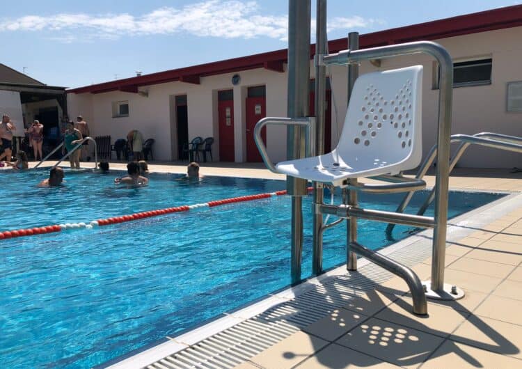 Cadira de bany per a persones amb mobilitat reduïda a les piscines d’Ivars d’Urgell