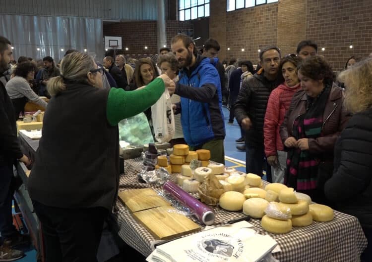 Unes 1.800 persones s’endinsen en la 8a Mostra de Formatges Artesans al Palau d’Anglesola