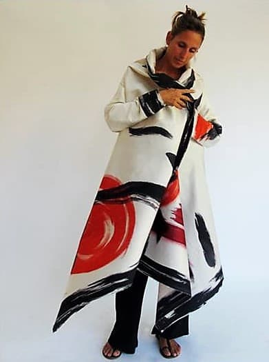 El Concurs de Vestits de Paper lluirà una reproducció en paper d’un abric pintat de la dissenyadora Kima Guitart
