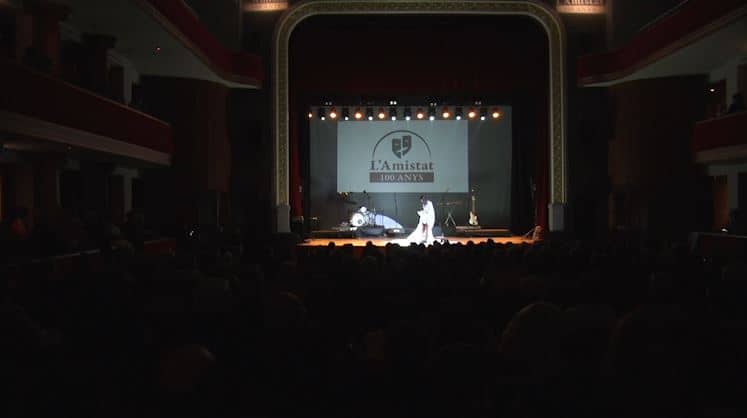 Història, música i teatre alcen el teló del centenari del Teatre l’Amistat