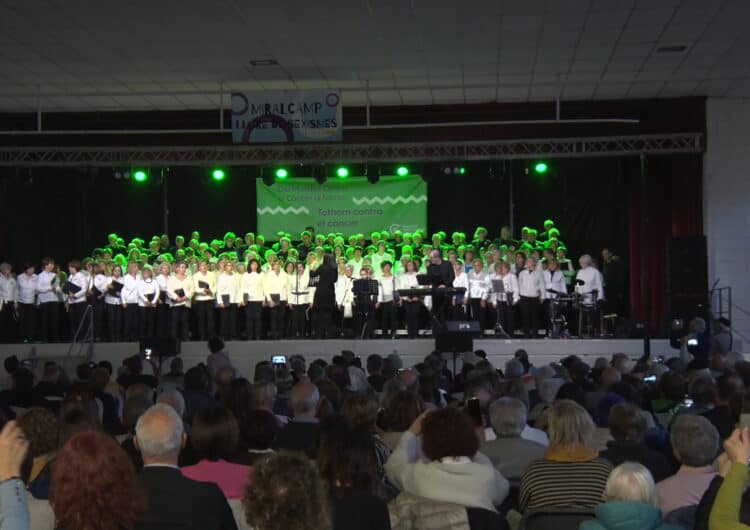 Més de dos-cents coristes canten contra el càncer a Miralcamp