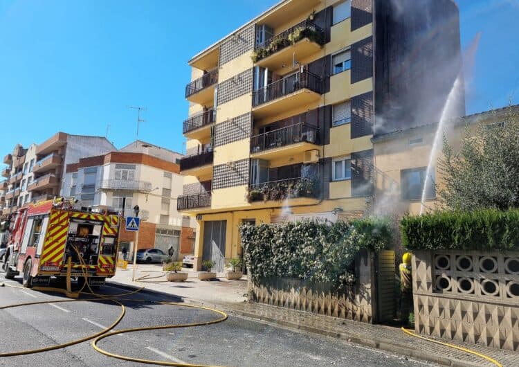 Un ferit lleu i el veïnat d’un bloc de pisos desallotjat a causa de l’incendi d’una paret al carrer Domènec Cardenal