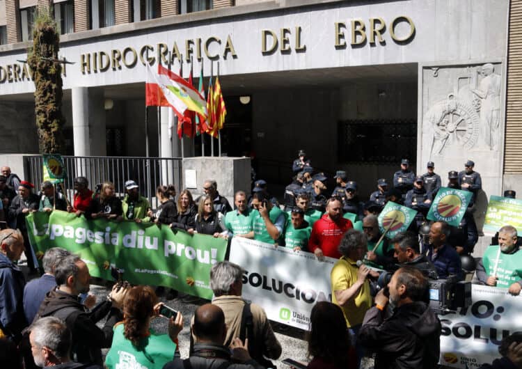 Els tractors de Ponent i les Terres de l’Ebre es concentren davant la CHE per demanar ajudes per la sequera