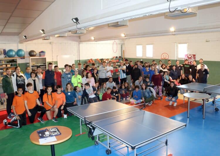 Una cinquantena de joves dels instituts de Mollerussa participen al 1r campionat de tennis taula inclusiu del Pla d’Urgell