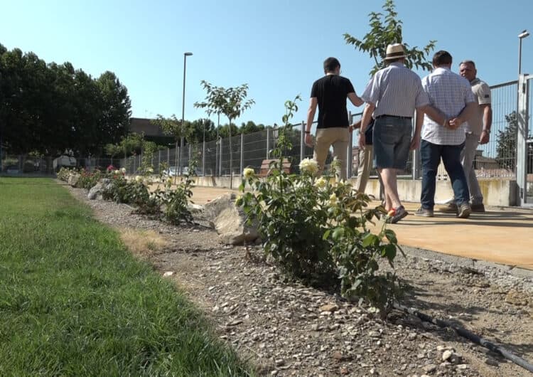 La residència Can Jaques té nou jardí gràcies a tres voluntaris