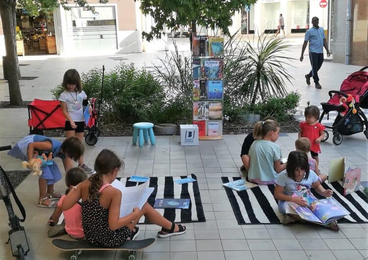 La biblioteca torna de vacances i reprèn les sortides a la plaça de Manuel Bertrand per acostar el servei al públic