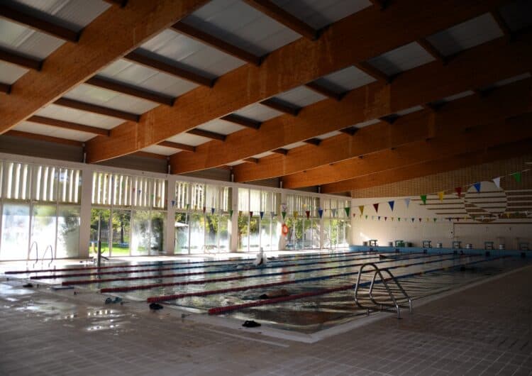 La piscina coberta dona el tret de sortida a la temporada amb el bany lliure per als 300 abonats