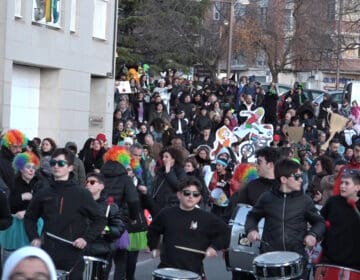 Mollerussa viu el Carnaval amb una rua de 18 comparses i la desfilada de 1.600 persones participants